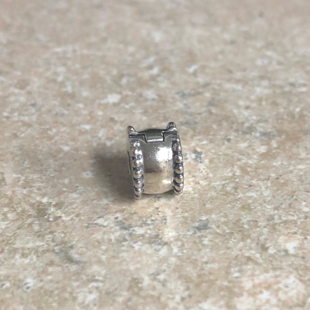Pandora beveled clip